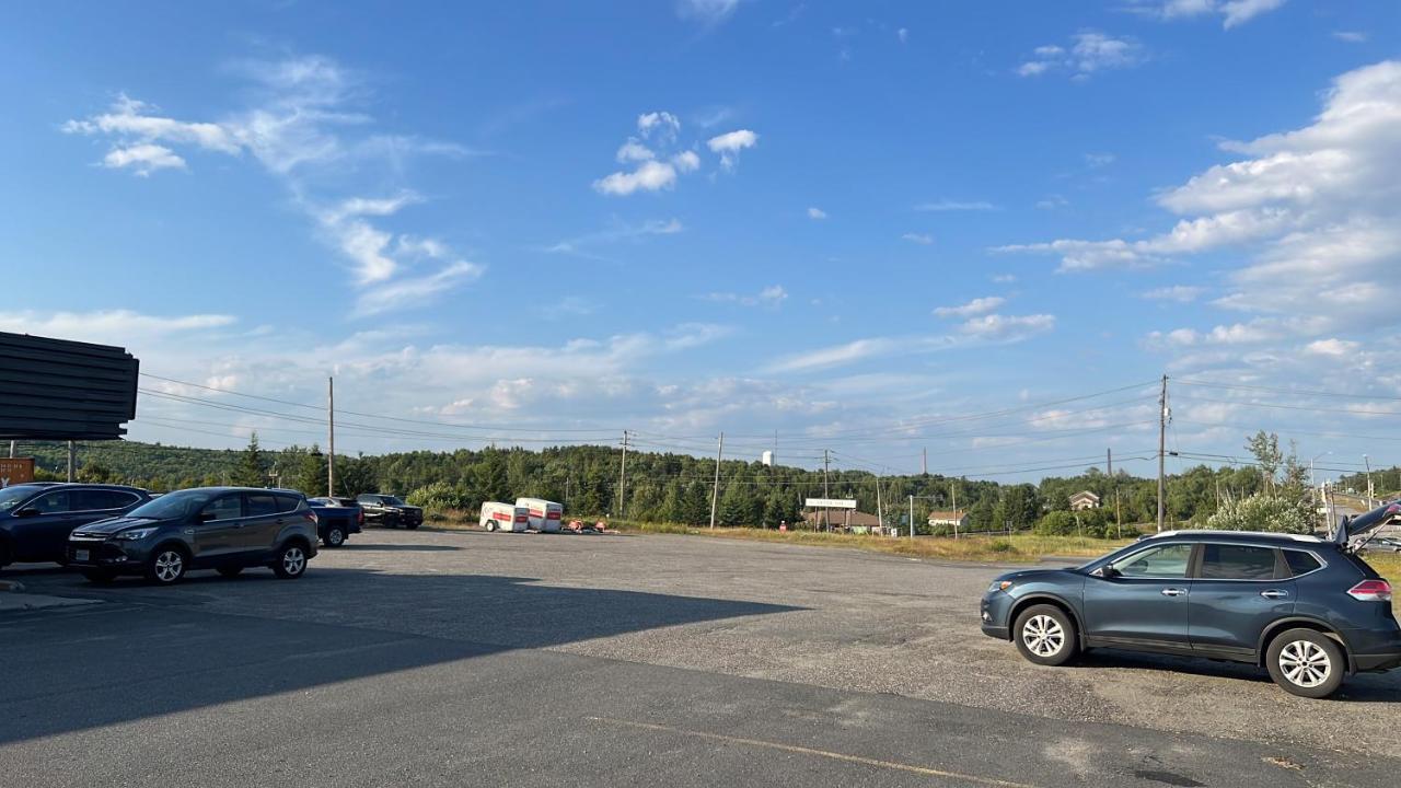 Lively Inn And Suites - Sudbury Naughton Екстериор снимка