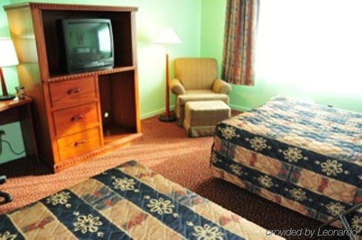 Lively Inn And Suites - Sudbury Naughton Стая снимка